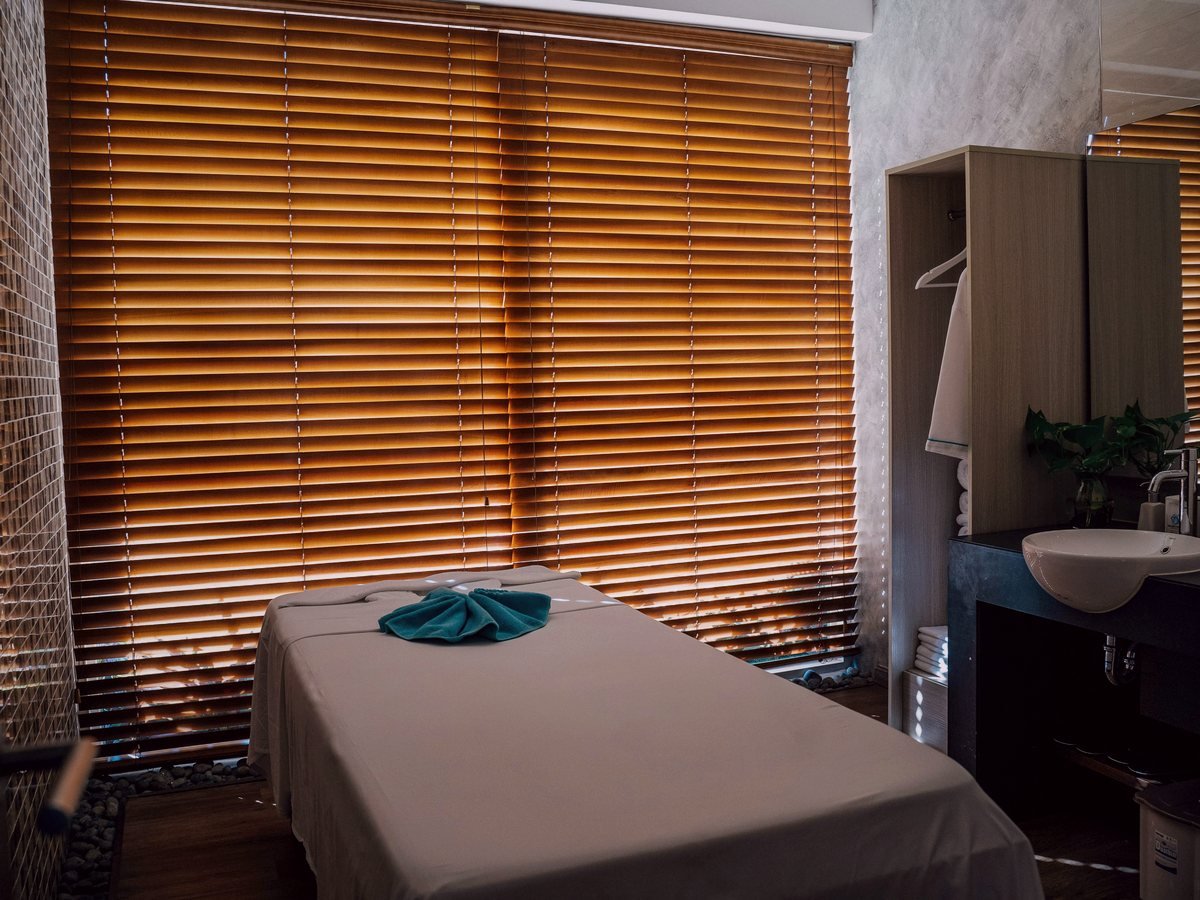 Textiles y detalles wellness sobre camilla